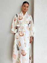 Langes Kleid mit Meereslebewesen-Print und Gürtel